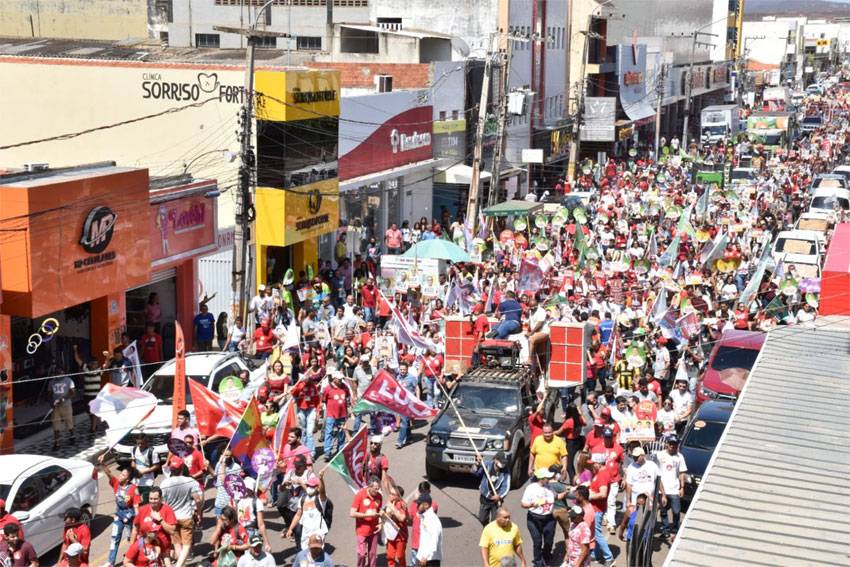 Rafael Fonteles e Wellington Dias arrastam multidão em caminhada em Picos